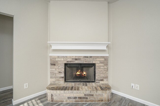 Building Photo - Great Location!