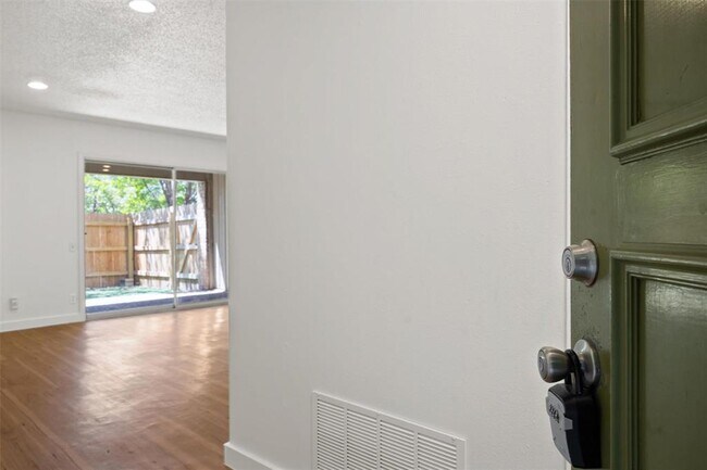 Building Photo - 620 S 1st St