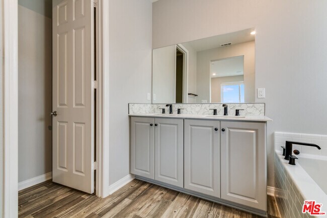 Building Photo - 713 Daniel Freeman Cir