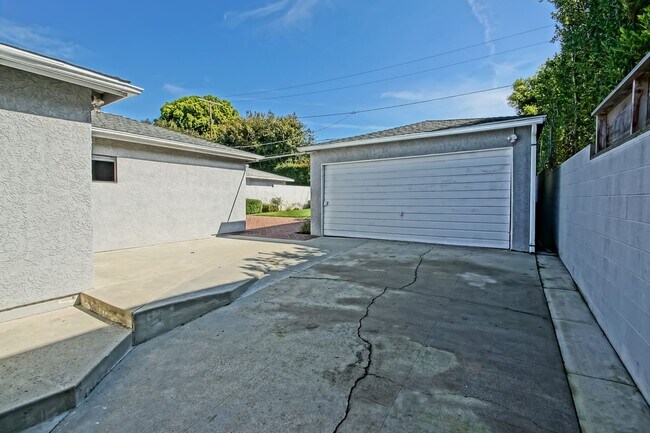 Building Photo - REMODELED, BRIGHT & AIRY 3BR2BA HOME W/ DETACHED GARAGE, CHARMING FRONT PORCH/YARD & HUGE REAR YA...