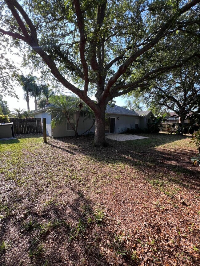 Building Photo - 830 Laurel Dr
