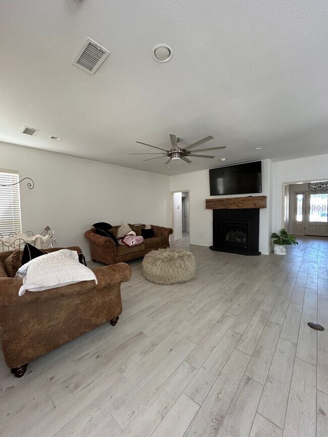 Building Photo - Beautiful Home in Northwest Midland-Los Pa...