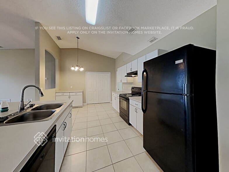 Building Photo - 2000 Montecito Ave