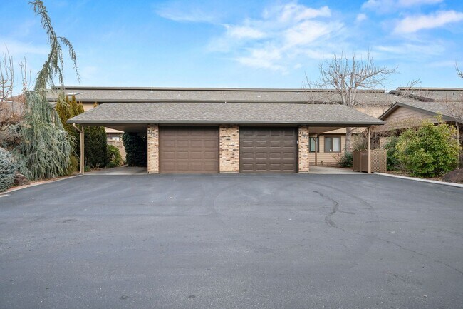 Building Photo - Mid-Century Modern home with stunning view...