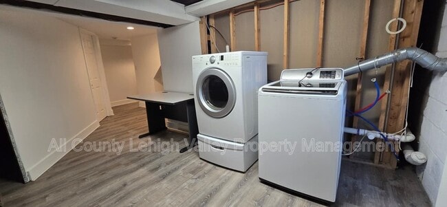 Building Photo - 1560 Riegel St