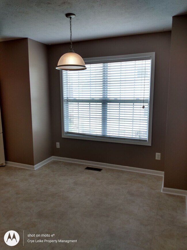 Building Photo - Lovely 3 bedroom home with bonus in a grea...