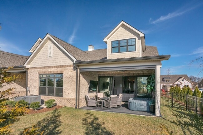 Building Photo - 1024 Club View Dr