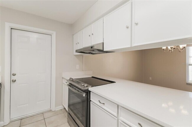 Building Photo - 6621 Voltaire Dr