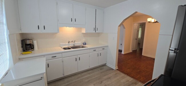 Building Photo - 2 bed 1 bath just a short walk to downtown...