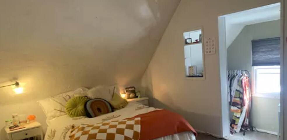 Building Photo - 1143 E Bueno Ave