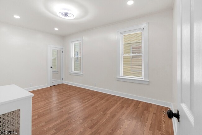 Building Photo - 151 Mapes Ave