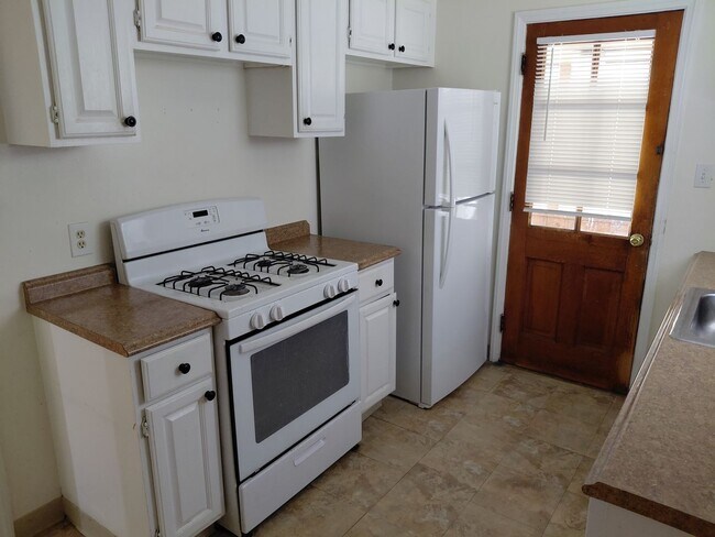 Building Photo - 4 bedroom, 2 full bath bungalow near Cedar and Warrensville