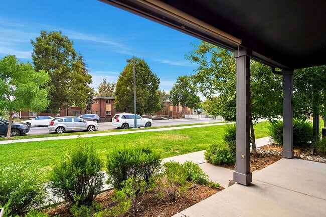 Building Photo - $2,645.95, 3 bed, 2.5 bath end unit located in Aurora with a washer and dryer.