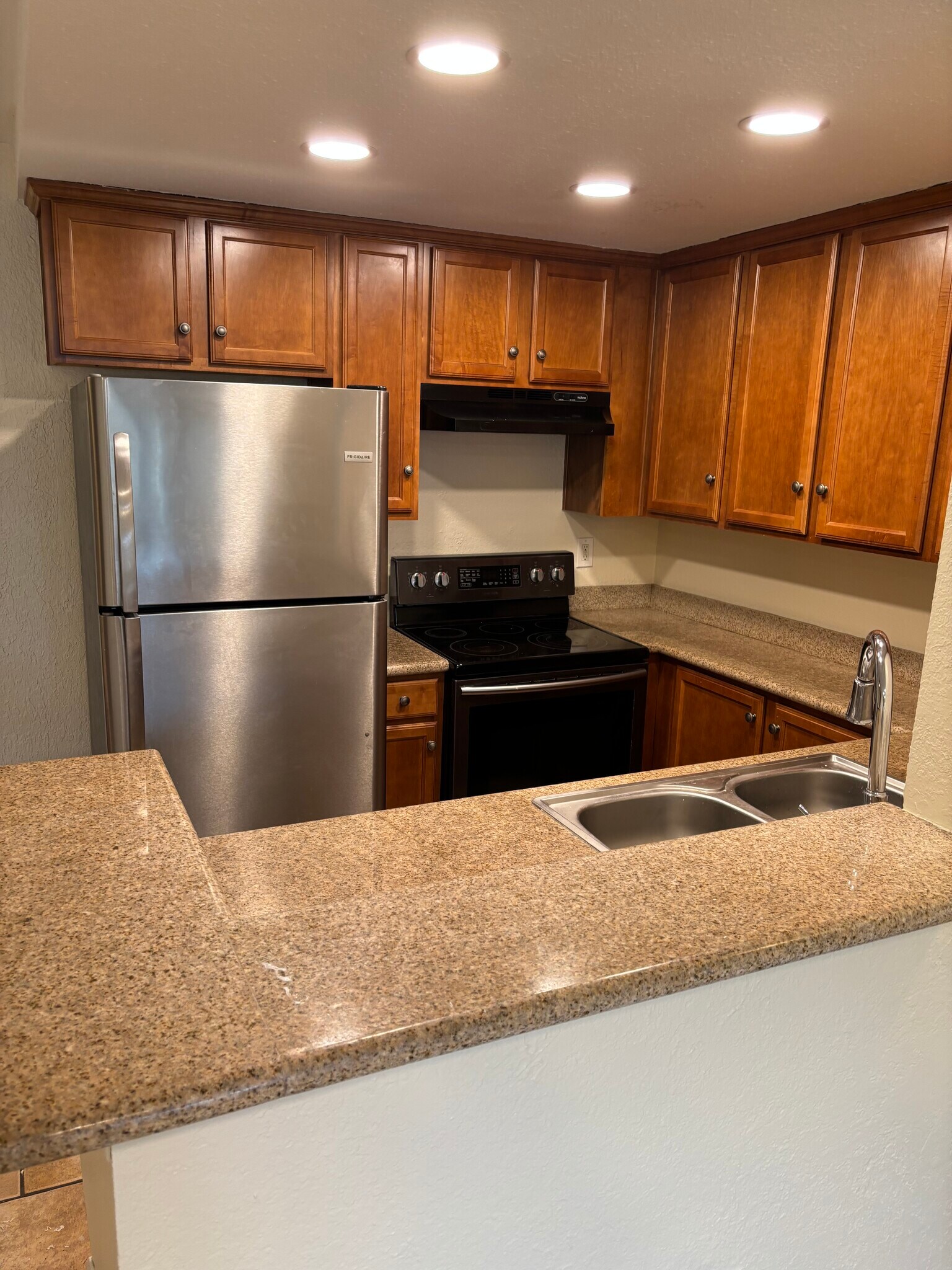 Building Photo - 432 Edgehill Ln