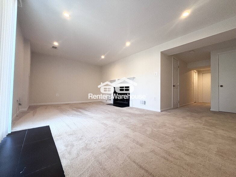 Building Photo - 250 Gold Kettle Dr