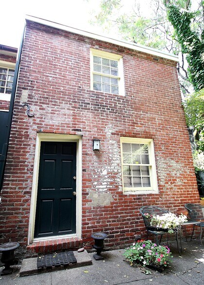 Unit 104 - 937 Lombard St