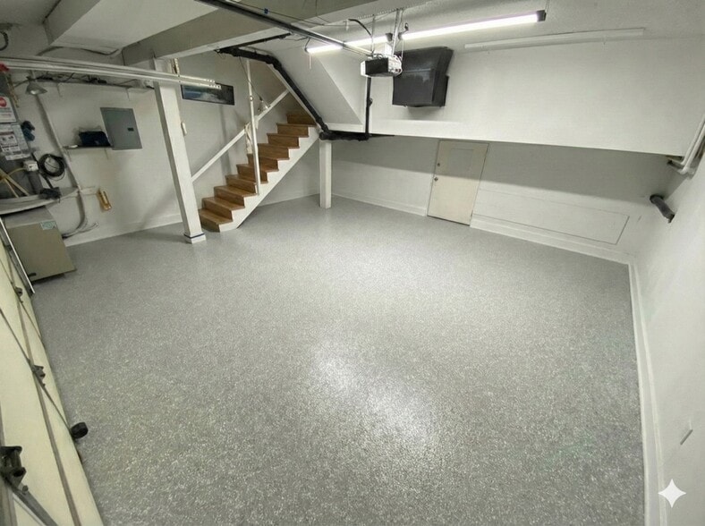 Garage, Direct Access - 4310 W Kling St