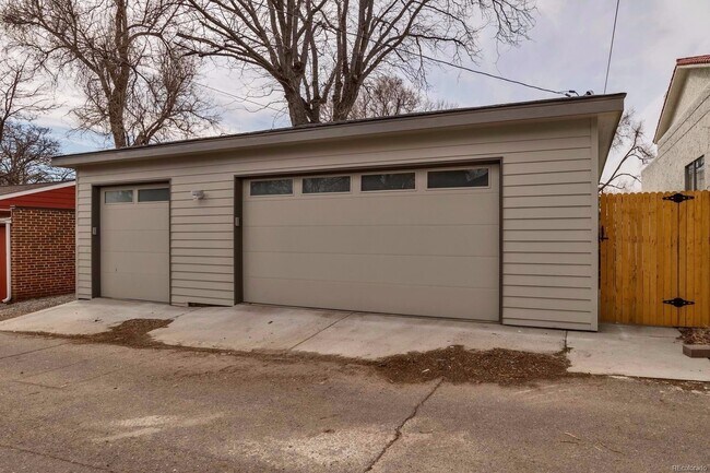 Building Photo - Gorgeous Home in Great Neighborhood! Licen...
