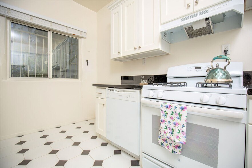 Building Photo - Don Carlos Apartments