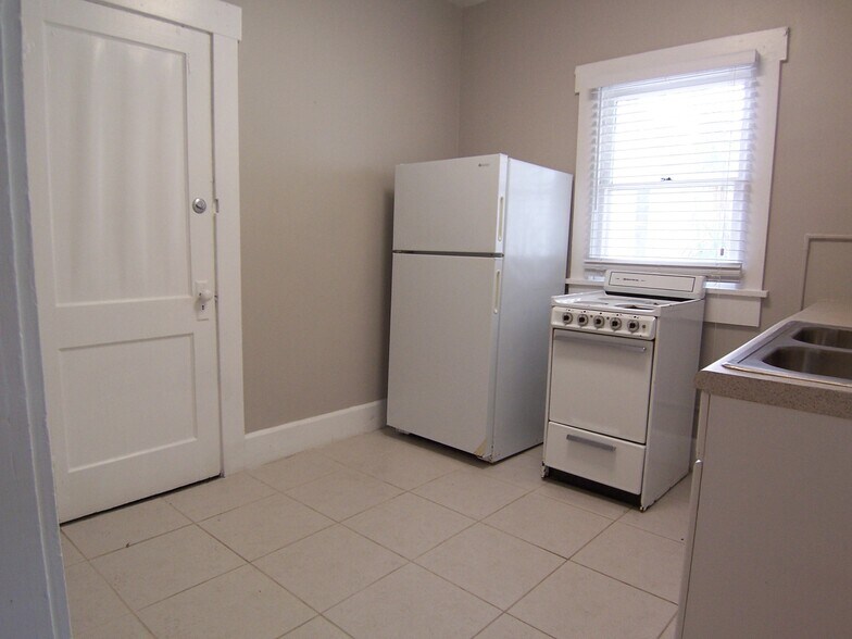 Building Photo - 1 Bed/1 Bath - Unit 6