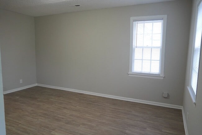 Building Photo - PRE-LEASING FOR BEGINNING OF JUNE