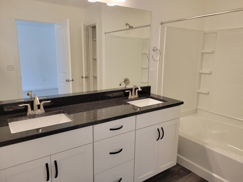 Building Photo - 15068 S Wild Horse Way