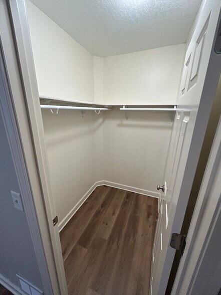 Building Photo - 950 29th Ave NE