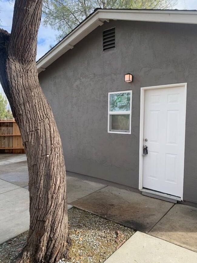 Building Photo - 2 bed 1 Bath on Adobe (Lease out, pending signatures. Check back in a few days!)