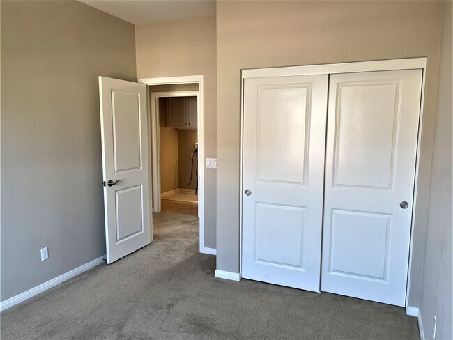Building Photo - Gorgeous 3 bedroom home In the heart of Ir...