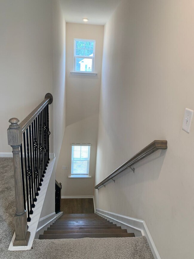 Building Photo - AMAZING LOCATION, Fantastic 3 Bed Home, In...