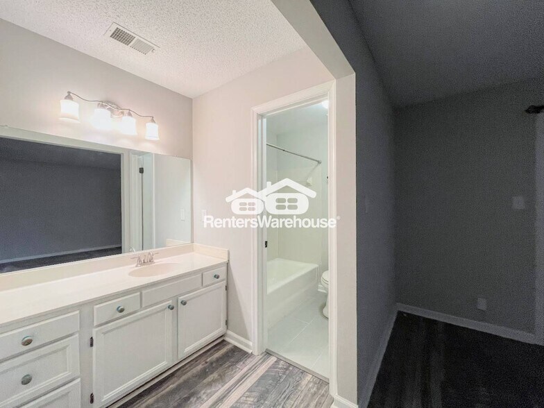 Building Photo - 2421 Sedgewick Dr