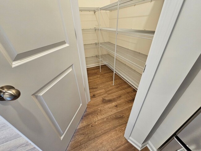 Building Photo - Like New Town Home in Kellerton Place, Monroe!