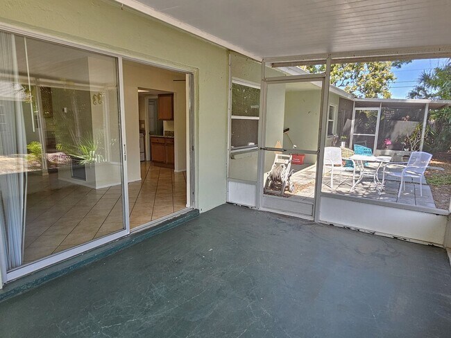 Building Photo - Annual Unfurnished 2 Bedroom 2 Bathroom Duplex with a Carport on Venice Island!