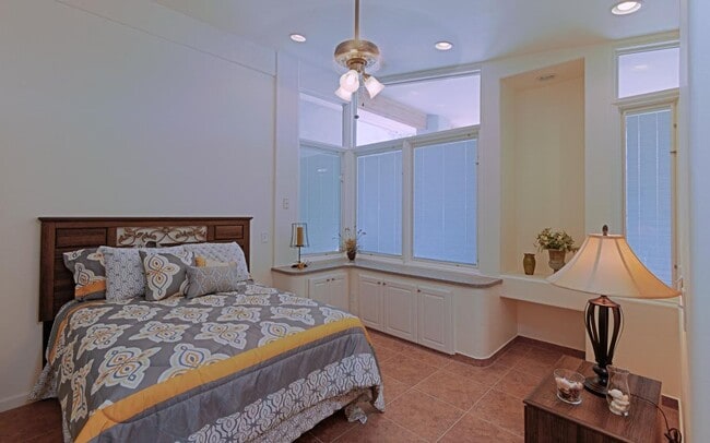 Building Photo - U of A  5 BEDROOM