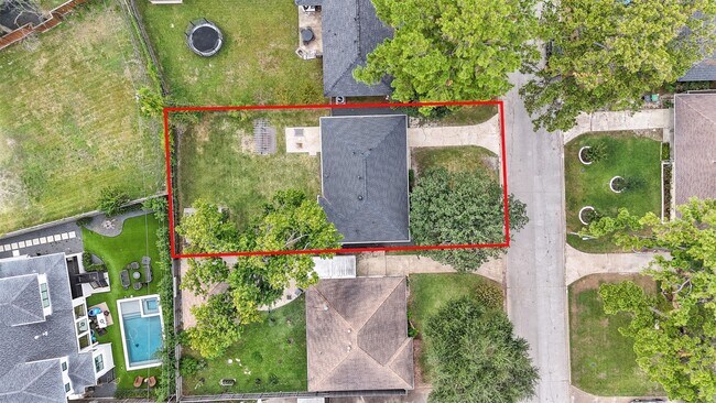 Building Photo - 2015 Woodcrest Dr