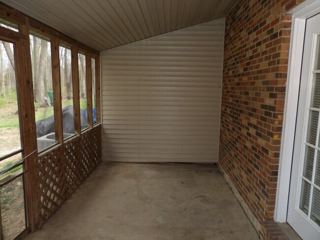 Building Photo - 244 Meadowview Dr