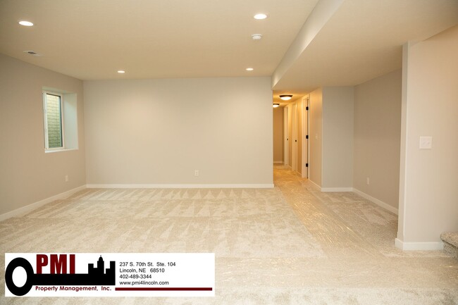 Building Photo - 5 Bedroom 3 bath, beautiful home in North ...
