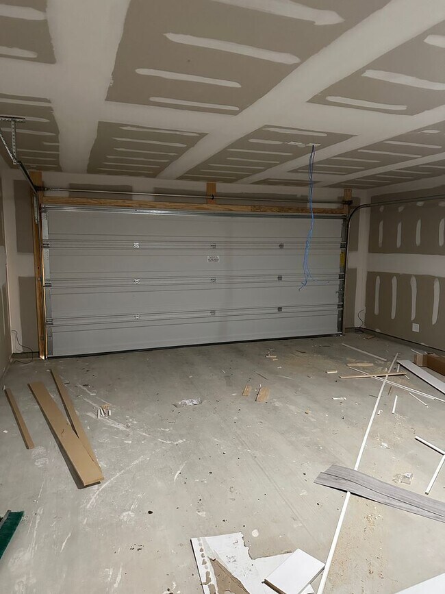 Building Photo - Navasota - 3 bedrooms / 2 bath / 2 car garage with fenced in yard.