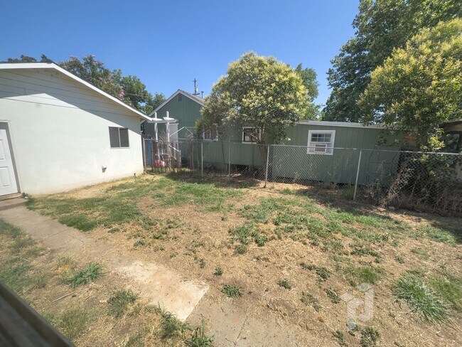 Building Photo - 3 Bedroom Oroville Home with garage and SHOP!