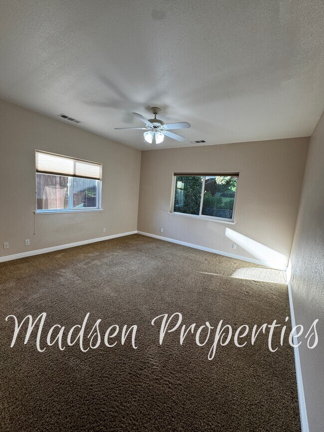 Building Photo - 121 Hart Ln