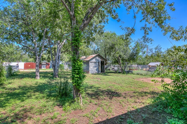 Building Photo - 512 E 18th St