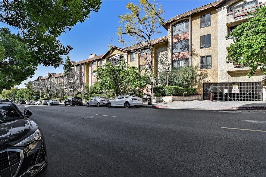 Building Photo - 1735 N Fuller Ave