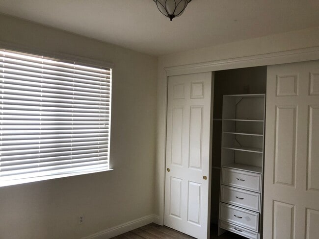 Building Photo - Well Maintained Stoneridge West Village Home!