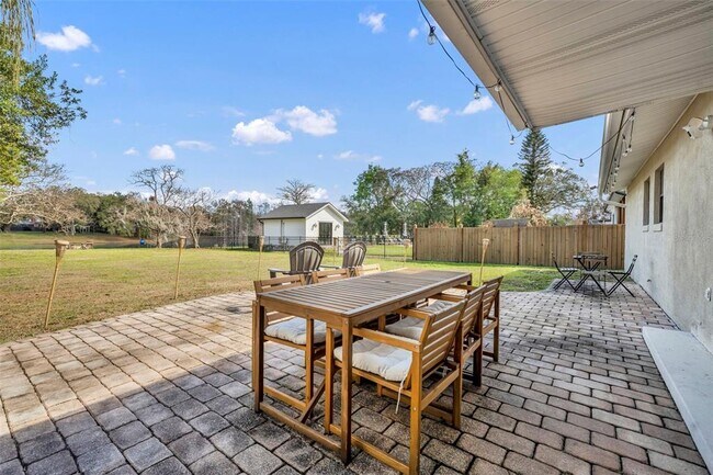 Building Photo - 1081 Lake Weldona Dr