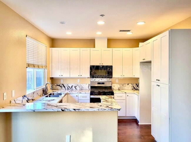 Building Photo - 453 Tulip Ct