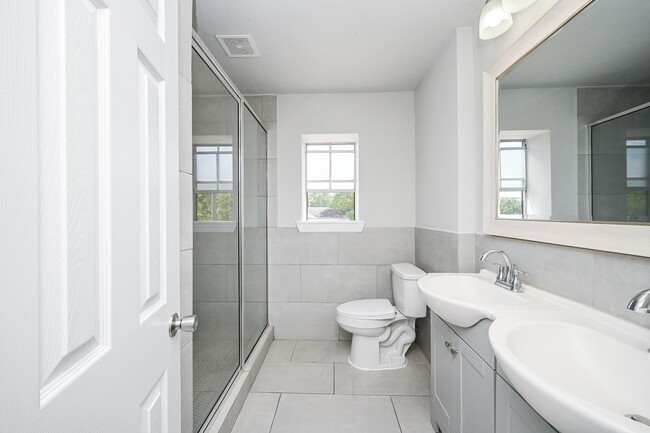 Building Photo - 1518 East Ave