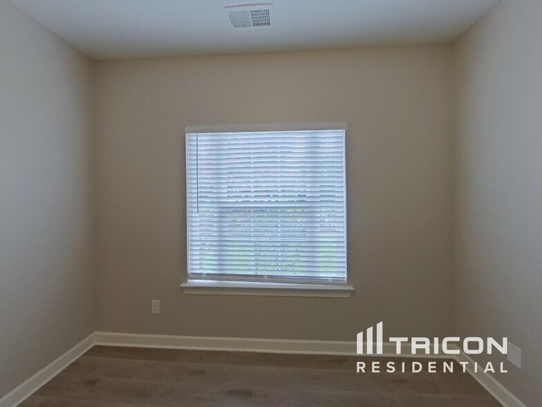 Building Photo - 559 Clearwater Dr