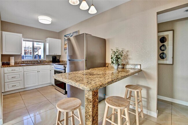 Building Photo - 1104 NE 16th Ave