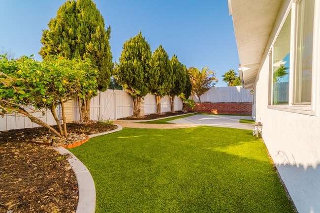 Building Photo - 3163 Camarillo Ave