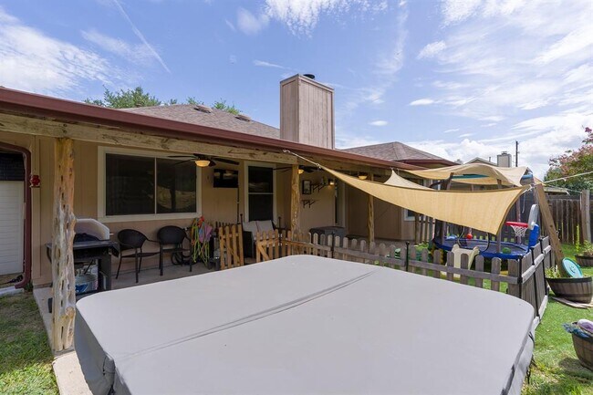 Building Photo - 906 Iris Dr